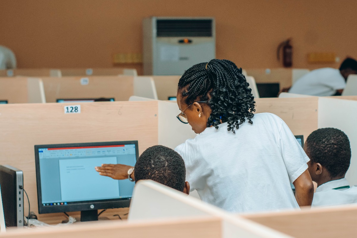 Guiding a student through a computer-based test